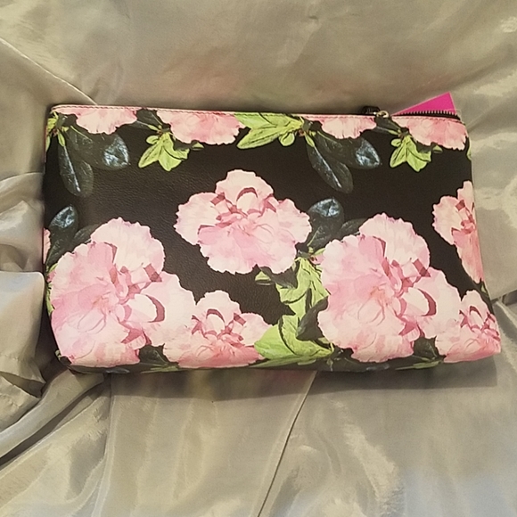 Betsey Johnson printed pebble wristlet NWT - Picture 2 of 5